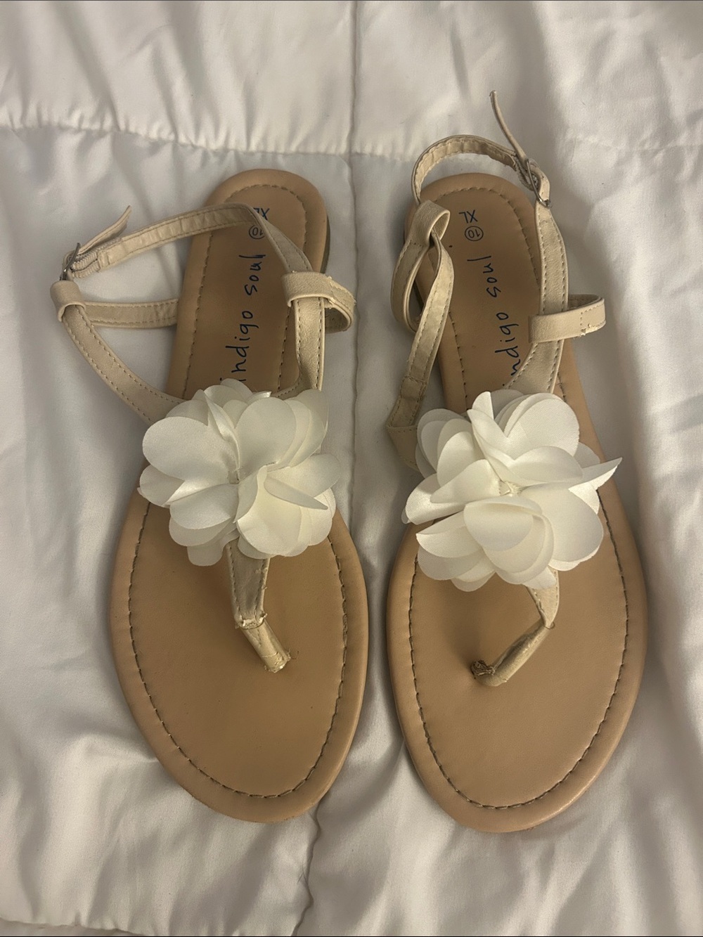indigo soul White Floral T-Strap thong Sandals White Flower Accent size 10
